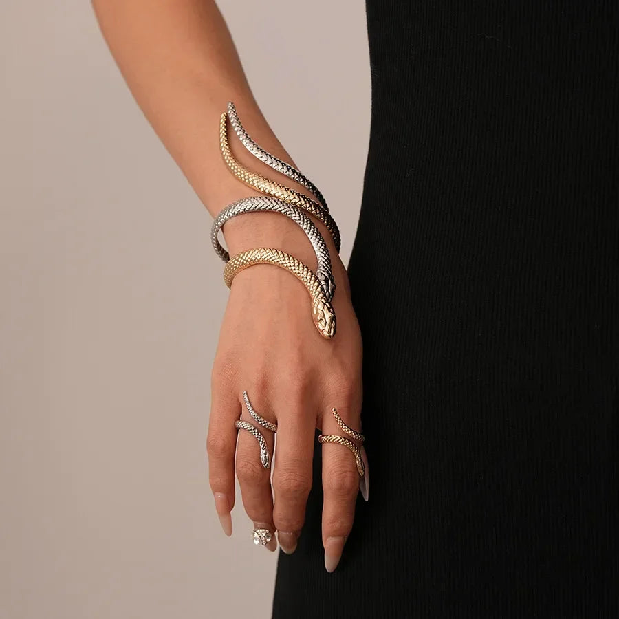 Cobra Bracelet and Ring Set Taboga Lifestyle worn on hand