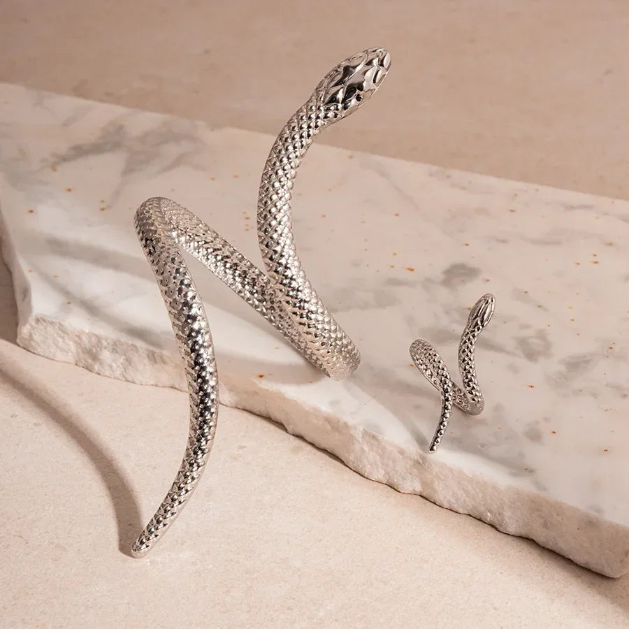 Cobra Bracelet Taboga Lifestyle, snake-shaped bangle detail